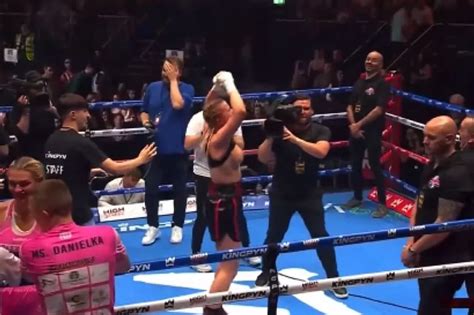 boxer that flashed crowd|Top boxing promoter rips moment influencer flashes。